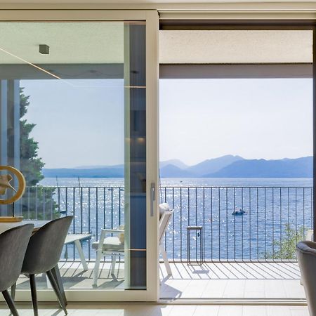 Salvatorehomes - Luxurious Dreamview Waterfront Apartment In Torri Del Benaco With Pool - Casa Azura - A 5 Star Luxury Collection At Lake Garda Exterior foto