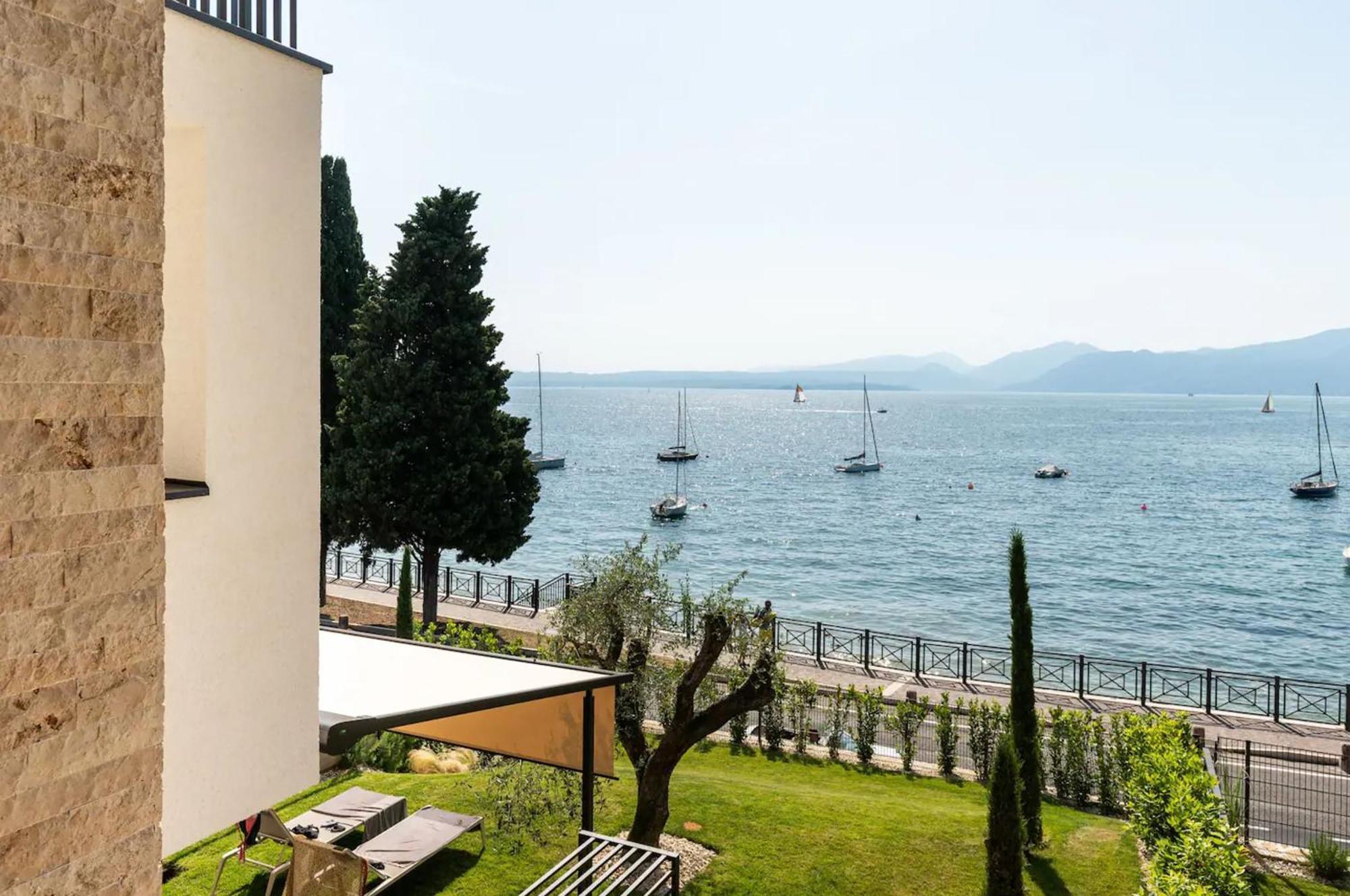 Salvatorehomes - Luxurious Dreamview Waterfront Apartment In Torri Del Benaco With Pool - Casa Azura - A 5 Star Luxury Collection At Lake Garda Exterior foto