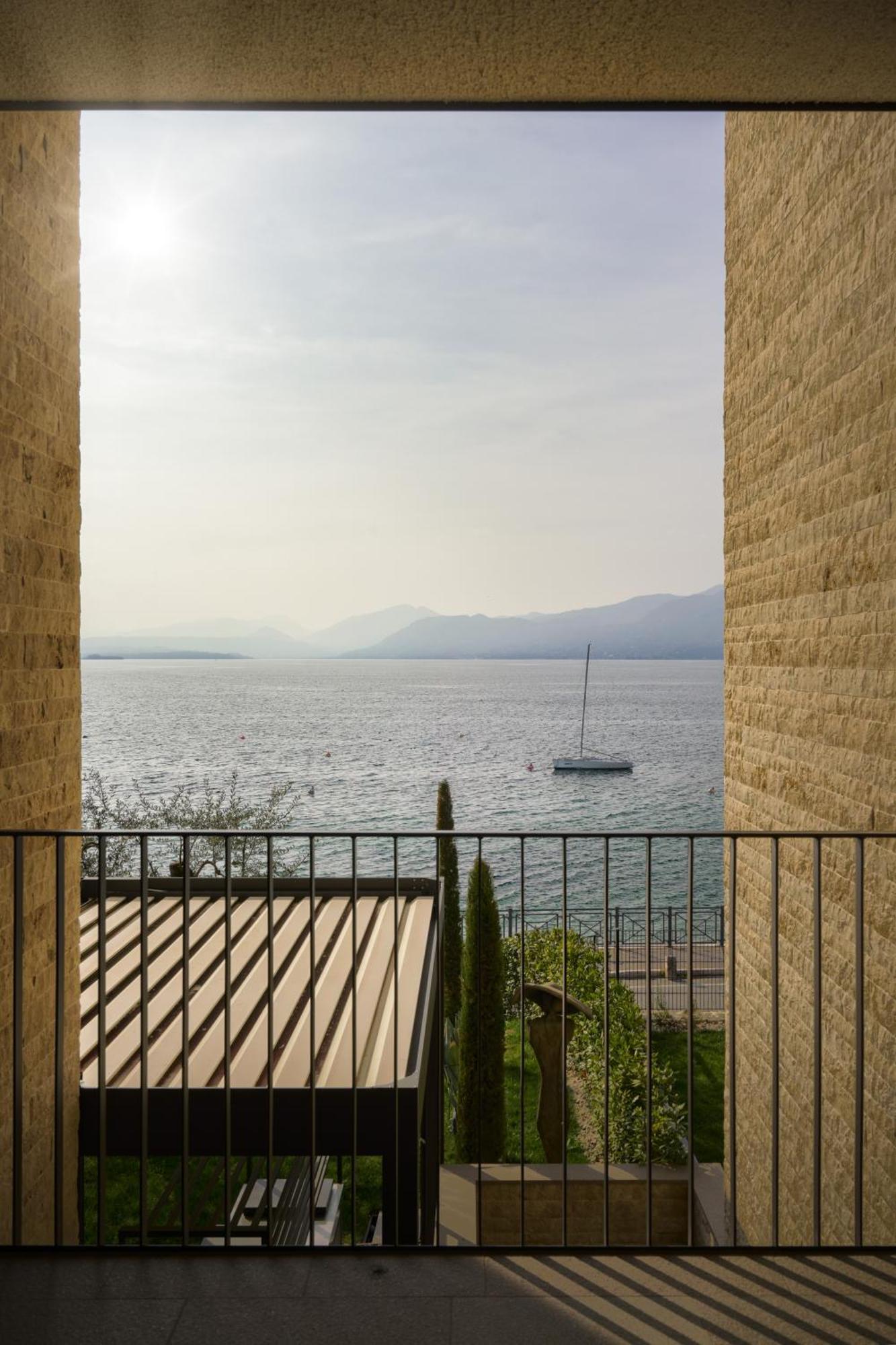 Salvatorehomes - Luxurious Dreamview Waterfront Apartment In Torri Del Benaco With Pool - Casa Azura - A 5 Star Luxury Collection At Lake Garda Exterior foto
