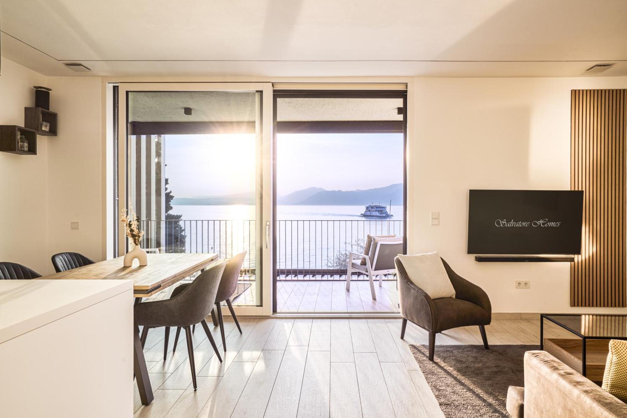 Salvatorehomes - Luxurious Dreamview Waterfront Apartment In Torri Del Benaco With Pool - Casa Azura - A 5 Star Luxury Collection At Lake Garda Exterior foto
