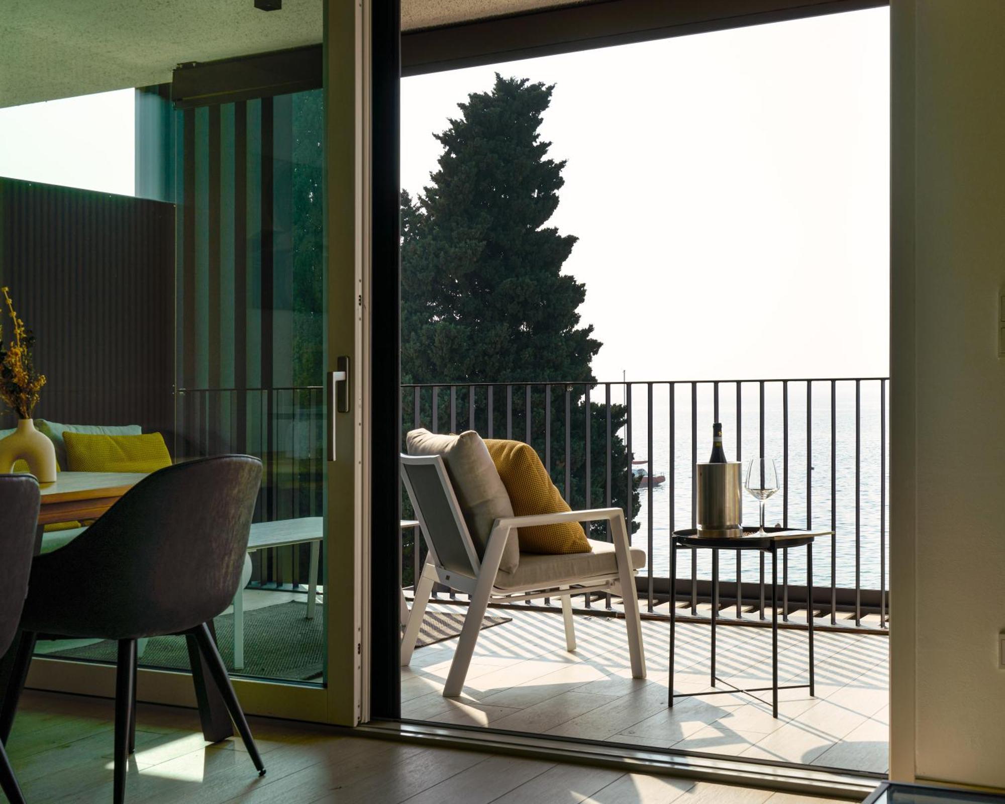 Salvatorehomes - Luxurious Dreamview Waterfront Apartment In Torri Del Benaco With Pool - Casa Azura - A 5 Star Luxury Collection At Lake Garda Exterior foto